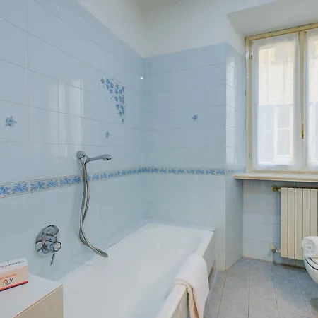 La Casa Di Maddalena Stresa Centre: 2 Bed, 2 Bath, Balconies - Happy Rentals Daire