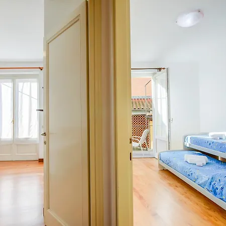 Daire La Casa Di Maddalena Stresa Centre: 2 Bed, 2 Bath, Balconies - Happy Rentals *