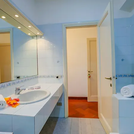 La Casa Di Maddalena Stresa Centre: 2 Bed, 2 Bath, Balconies - Happy Rentals Daire Stresa