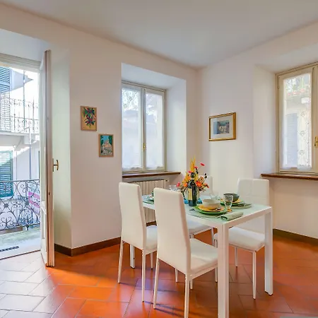 Daire La Casa Di Maddalena Stresa Centre: 2 Bed, 2 Bath, Balconies - Happy Rentals