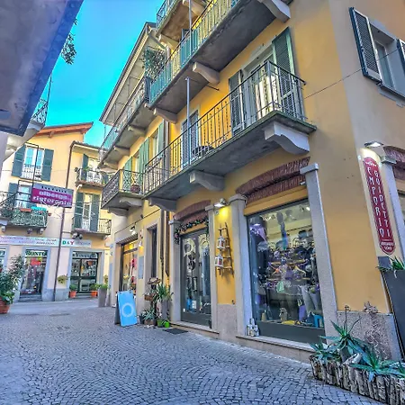 La Casa Di Maddalena Centre: 2 Bed, 2 Bath, Balconies - Happy Stresa